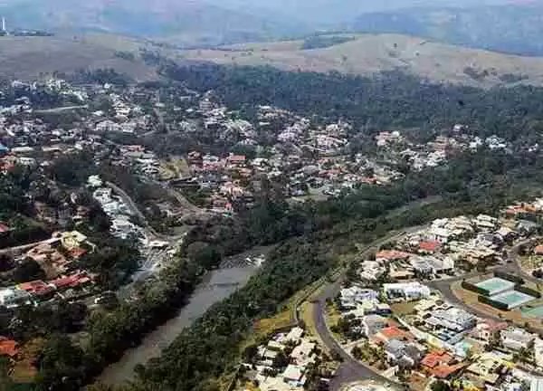 equenos proprietários rurais de Campinas que quiserem receber incentivos financeiros e apoio técnico para desenvolvimento e implementação de projetos de conservação e recuperação ambiental em suas áreas devem ficar atentos ao segundo edital de Habilitação de Proprietários Rurais no Programa de Pagamento por Serviços Ambientais – PSA Água, disponível no DOM do último dia 10 de dezembro (http://www.campinas.sp.gov.br/uploads/pdf/639694047.pdf) . O Programa de PSA Água tem por objetivo promover o desenvolvimento sustentável no município e fomentar a manutenção e ampliação da oferta dos serviços ambientais, por meio de ações de conservação e recuperação da água e do solo. Segundo o secretário da SVDS, Rogério Menezes, o estudo elaborado pelo Plano Municipal de Recursos Hídricos (2016) aponta para os fatores que influenciam a qualidade e a quantidade das águas do município e, entre as alternativas para a conservação e recuperação destes recursos, surgiu a proposta de estabelecer um Programa de Pagamento por Serviços Ambientais para conservação da água e do solo (PSA Água). “A Prefeitura visa aumentar a recuperação de suas áreas protegidas, em especial as Áreas de Preservação Permanente (APP), e melhorar a condição das águas para o abastecimento da cidade e da região, ao mesmo tempo que fomenta a produção sustentável de alimentos e incentiva o produtor rural a conciliar agricultura com o meio ambiente”, afirma o secretário. Edital O principal diferencial deste segundo edital está na sua abrangência, que poderá contemplar todas as propriedades localizadas nas áreas rurais do Município de Campinas. Na edição passada, a seleção foi restrita às áreas de proteção de mananciais nas bacias dos rios Capivari e Atibaia. Conforme o edital, os proprietários rurais habilitados ao PSA Água receberão incentivos monetários e não monetários, previstos no Termo de Adesão a ser firmado entre as partes. “O pagamento aos proprietários rurais habilitados no PSA Água poderá atingir em 2019 o valor de R$ 17.631,00 por hectare da propriedade por ano, ou seja, 250 UFICs por hectare ano, para um teto de até 20 hectares”, explica o secretário Rogério Menezes. Entre os benefícios não monetários estão o recebimento de ações e equipamentos de saneamento básico rural; assistência técnica para conservação do solo e plantios do Banco de Áreas Verdes (BAV). Em 2017, foram 2,3 mil mudas plantadas e 1,4 hectares de áreas rurais recuperadas pelo PSA Água. Como funciona Os interessados em receber incentivos monetários e não monetários para promover serviços ambientais em áreas rurais têm até o dia 22 de abril de 2019 para se inscrever no Edital. O requerimento online está disponível na página do PSA (http://campinas.sp.gov.br/governo/meio-ambiente/pagto-serv-ambientais.php ). Quem preferir, pode imprimir e protocolar o requerimento anexo ao edital no Protocolo Geral, no andar térreo do Paço Municipal, destinado à SVDS. Dúvidas podem ser sanadas na Coordenação de Planejamento e Gestão Ambiental (CPGA) da SVDS, por meio do telefone (19) 2116-8487 (falar com Geraldo Andrade ou Paulo Ricardo), ou pelo e-mail: psa.campinas@gmail.com .