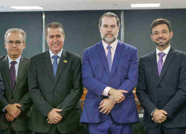 Dias-Toffoli-recebe-comitiva-de-prefeitos-liderada-por-Jonas-Donitte.jpg