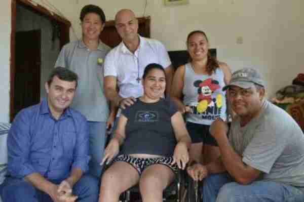 Prefeito-Nilson-Gaspar-entrega-mais-uma-cadeira-de-rodas-da-campanha-Lacre-Solidário.jpg