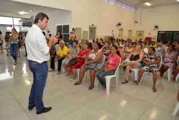 Prefeito-participa-da-entrega-do-termo-de-quitação-aos-moradores-do-Veredas-da-Conquista.jpg