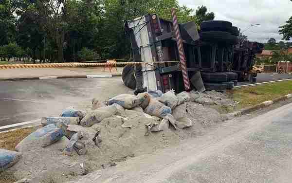 caminhão com cimento tomba no taquaral