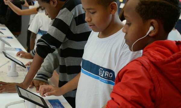 Brasil tem 4,8 milhões de crianças e adolescentes sem internet em casa