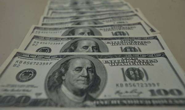 Dólar bate recorde e fecha em R$ 5,84 após corte de juros