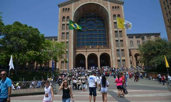 Santuário de Aparecida volta a receber fiéis após quatro meses fechado