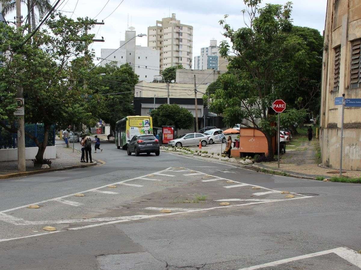 Cruzamento da Glicério com José Paulino tem bloqueio total