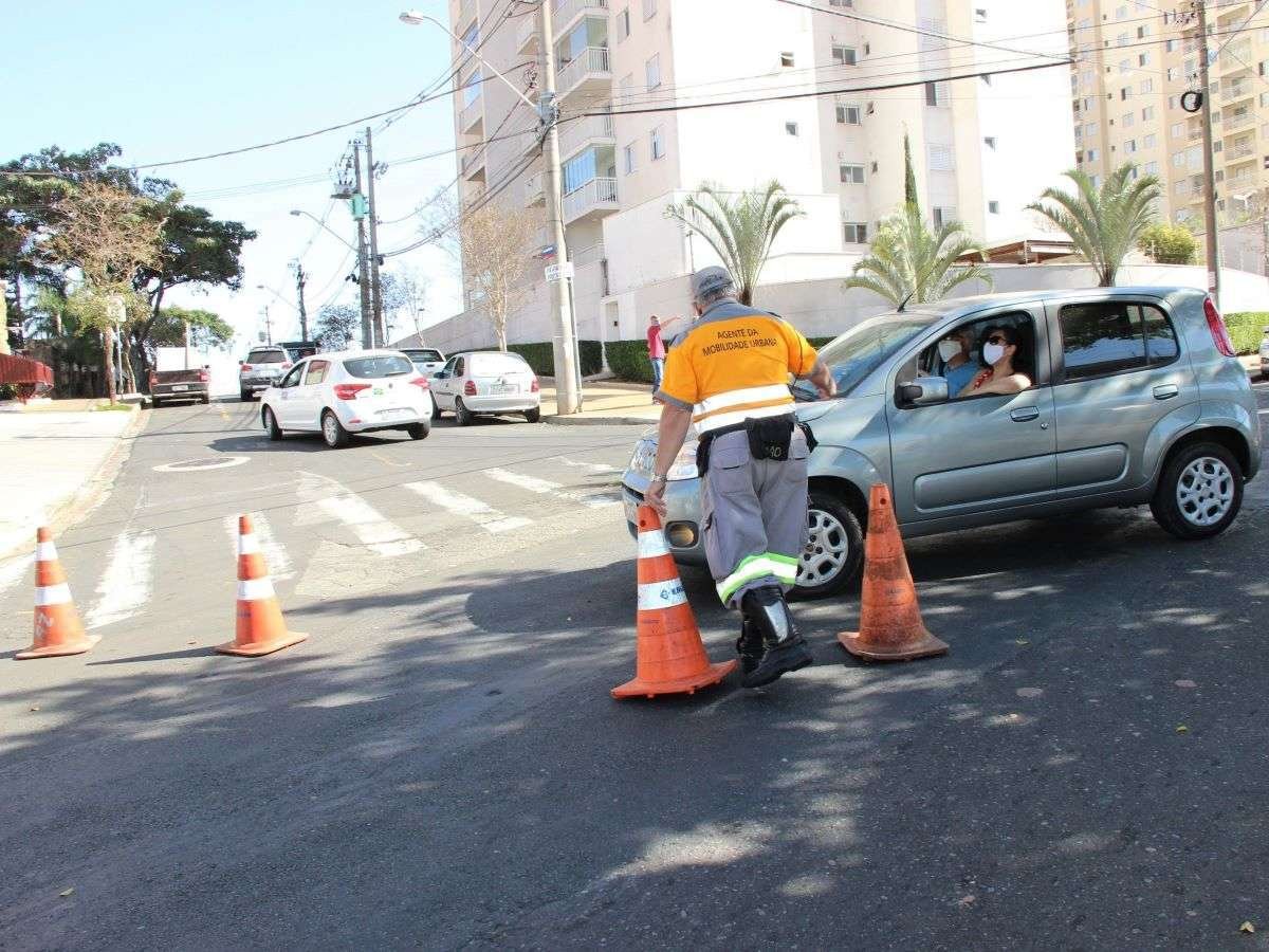 Trecho da Avenida Barão de Itapura tem bloqueio viário