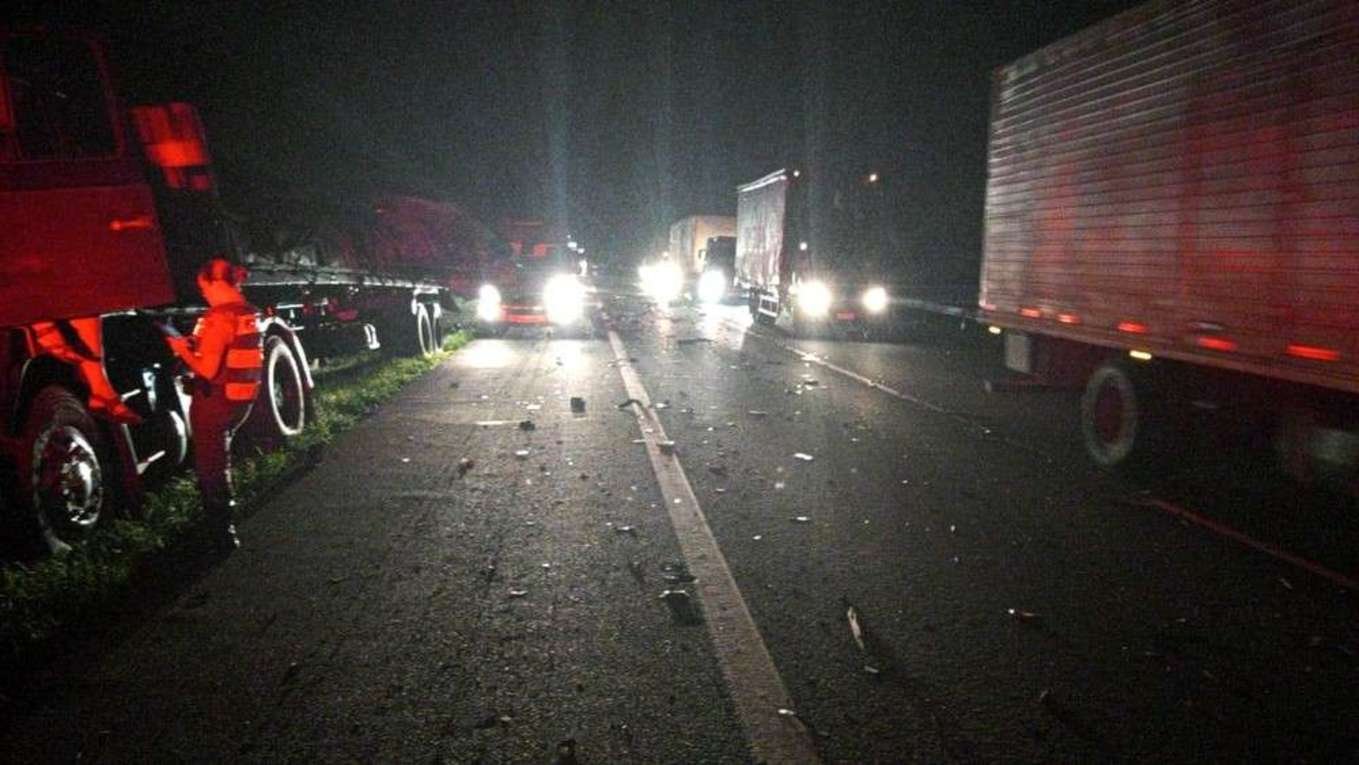 Motorista fica ferido após colisão entre carretas na Rod. dos Bandeirantes