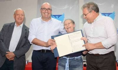 Entrega de certidões regulariza mais 105 residências em Campinas