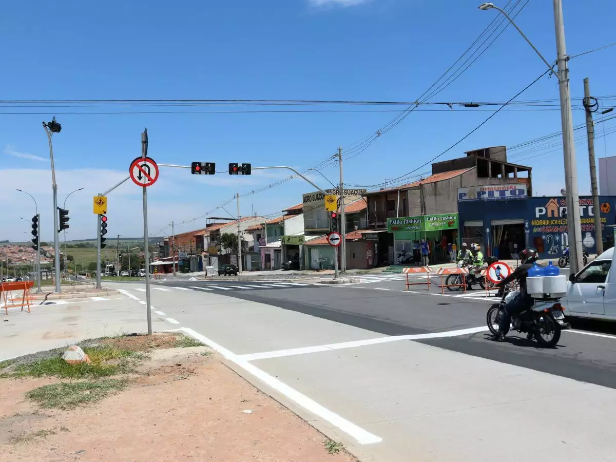 Avenida Camucim, no bairro São José, recebe novos conjuntos semafóricos