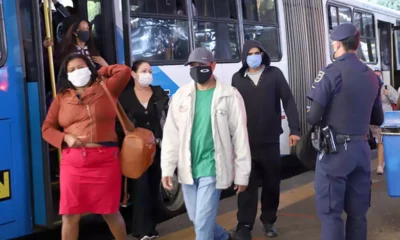 Comitê recomenda volta do uso de máscara no transporte público