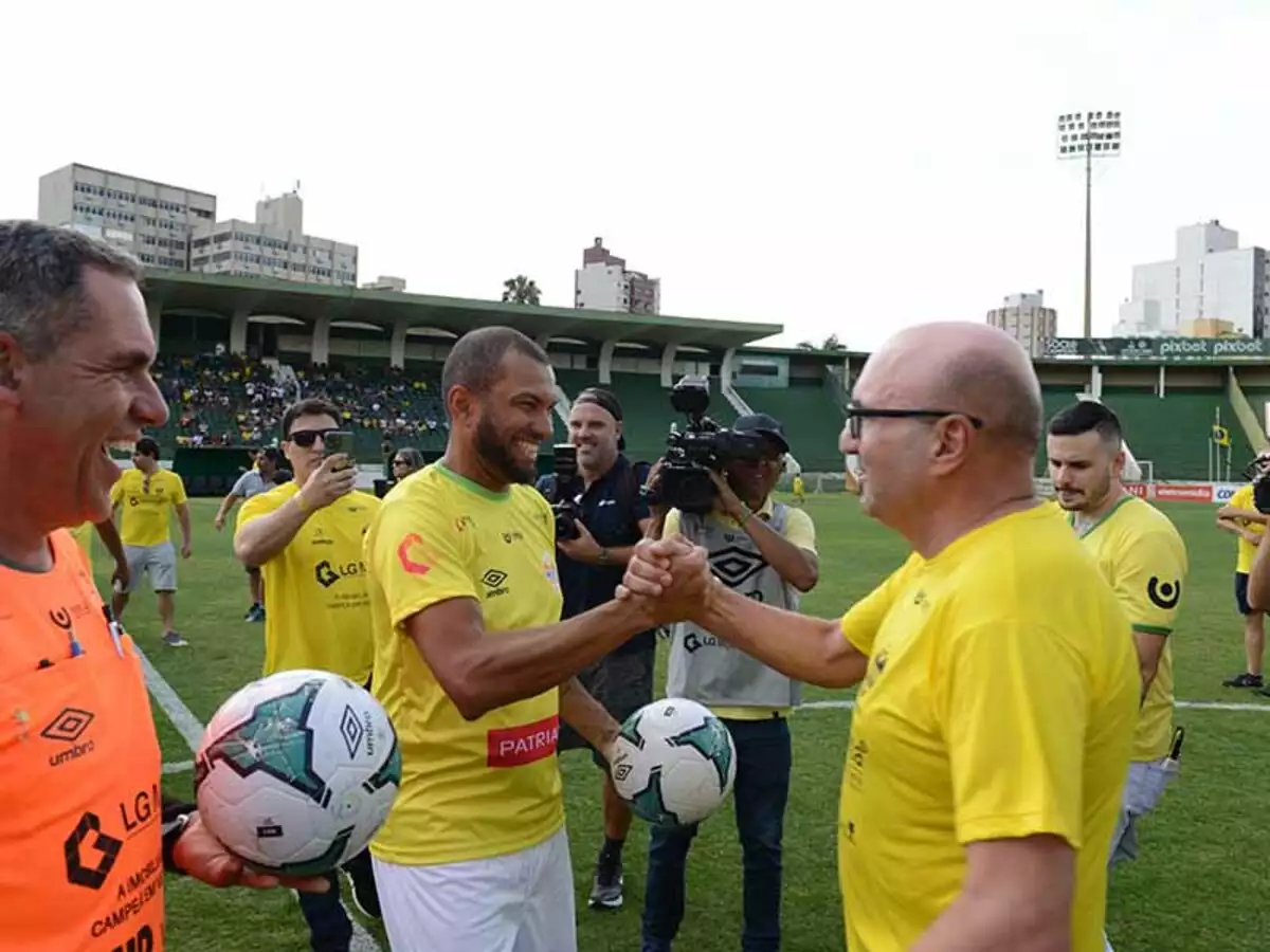 Jogo da Família reúne craques do futebol e torcedores da solidariedade