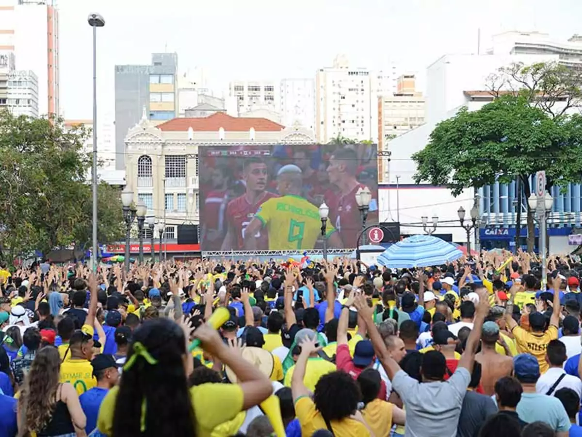Jogo do Brasil é assistido por cerca de oito mil pessoas no Centro