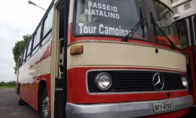 Ônibus histórico do transporte coletivo conduz a tour natalino
