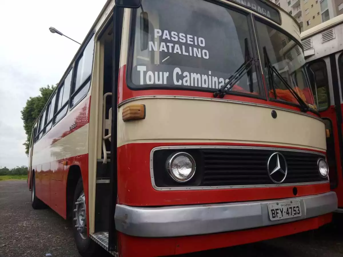Ônibus histórico do transporte coletivo conduz a tour natalino