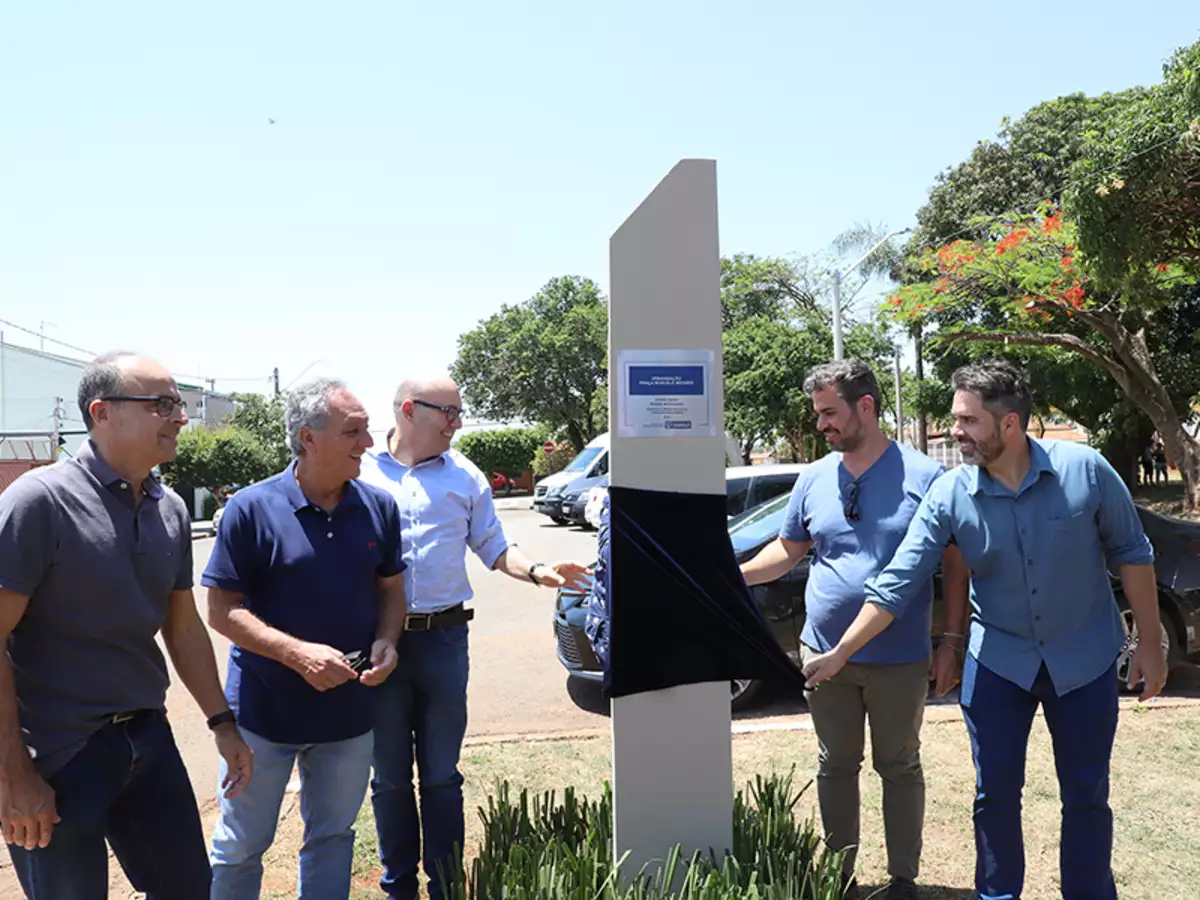 Prefeitura entrega reurbanização de praça no Jd. Santa Genebra