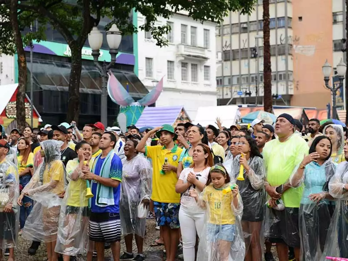 Torcida marca presença no Centro para ver jogo do Brasil