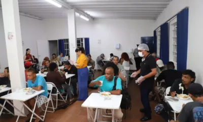 Ação solidária no Centro distribui refeições no período natalino