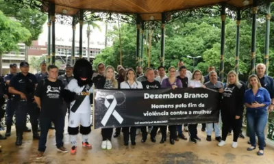 Ato na Praça Carlos Gomes destaca campanha contra a violência de gênero