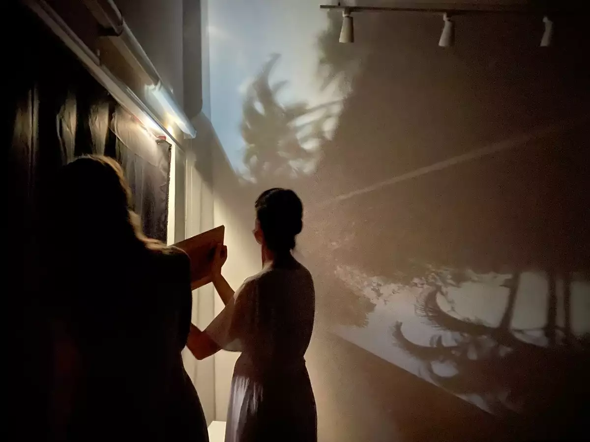 Casa de Eva expõe As mariposas e a luz: uma experiência na câmera obscura