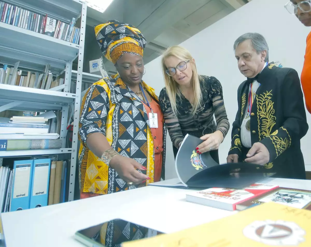 Imortal da Corte Brasileira de Letras doa livros para a Biblioteca Zink