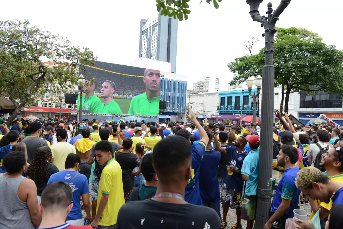Jogo entre Brasil e Camarões leva 8 mil pessoas ao Largo do Rosário