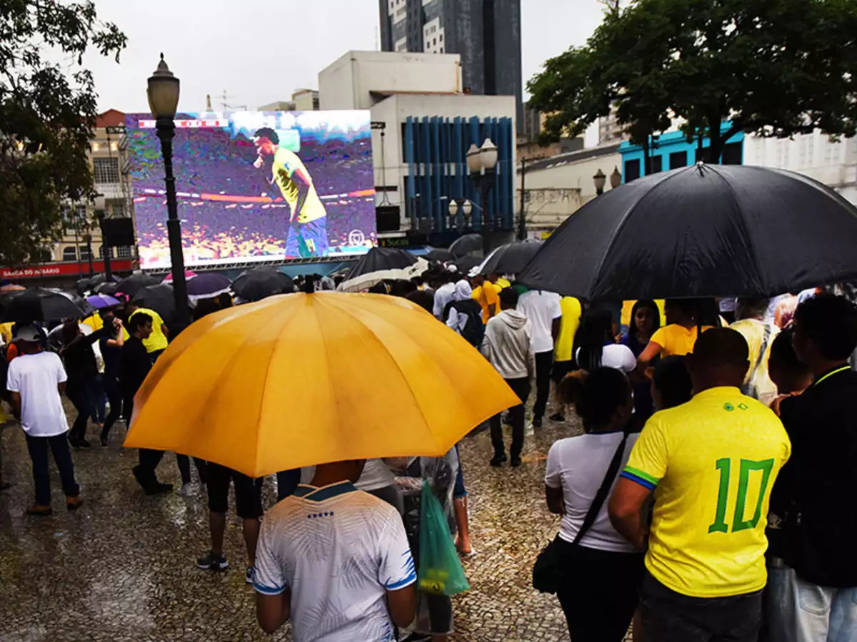 Mais de 1,5 mil pessoas vão ao Largo do Rosário torcer pelo Brasil