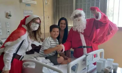 Papai Noel leva presentes a crianças atendidas nos hospitais municipais