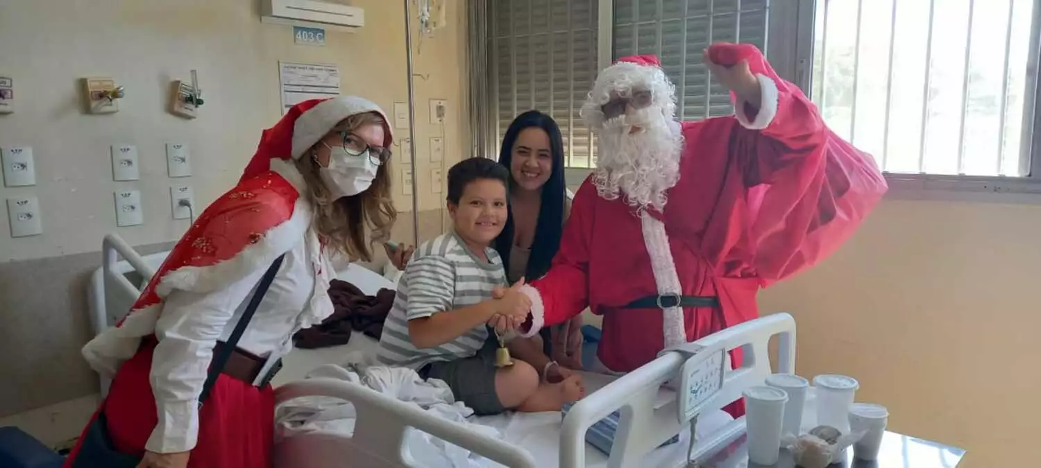Papai Noel leva presentes a crianças atendidas nos hospitais municipais