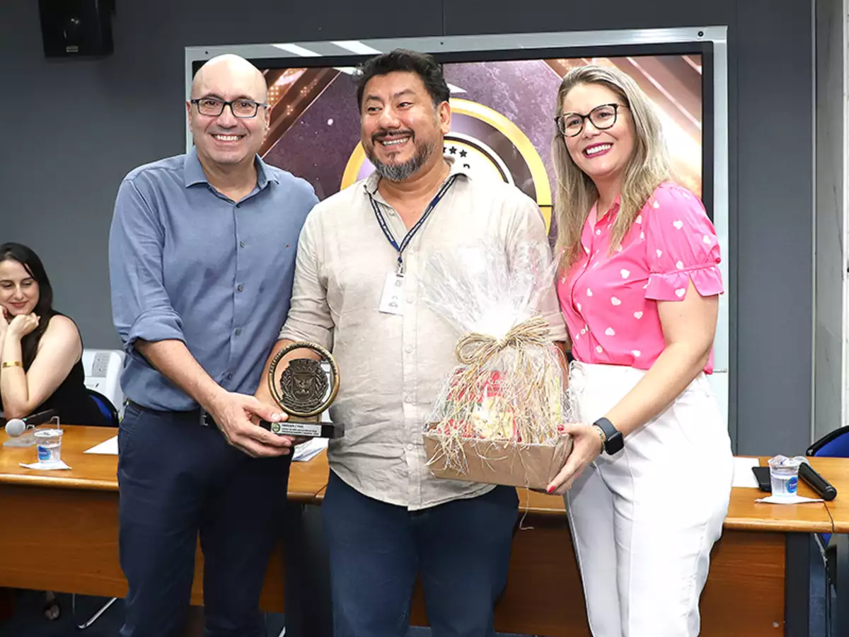 Prefeito agracia vencedores do prêmio Servidor por Excelência