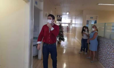 Tenor leva alegria aos pacientes internados no Hospital Mário Gatti