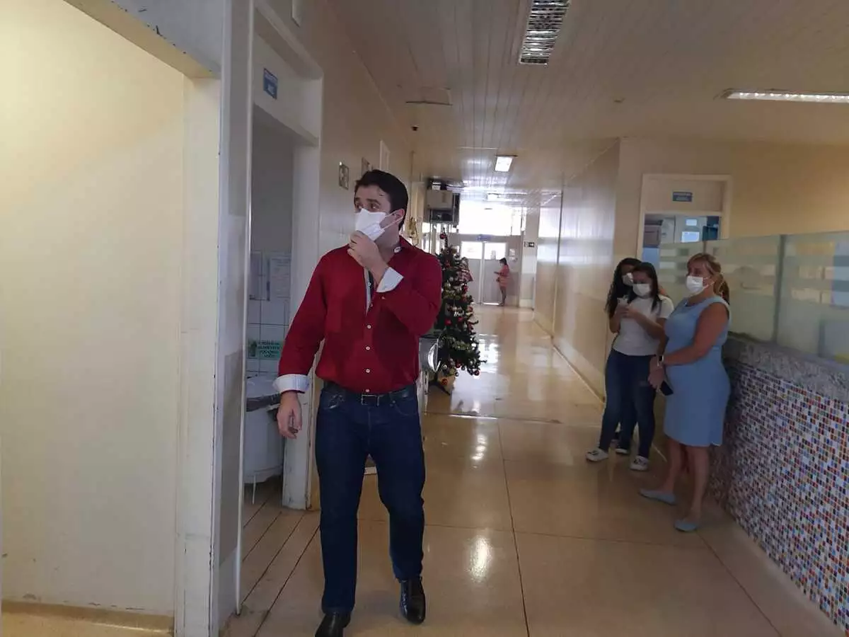Tenor leva alegria aos pacientes internados no Hospital Mário Gatti