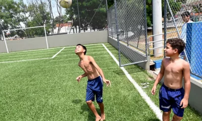 Campo de futebol society é entregue para a comunidade no Vila Rica