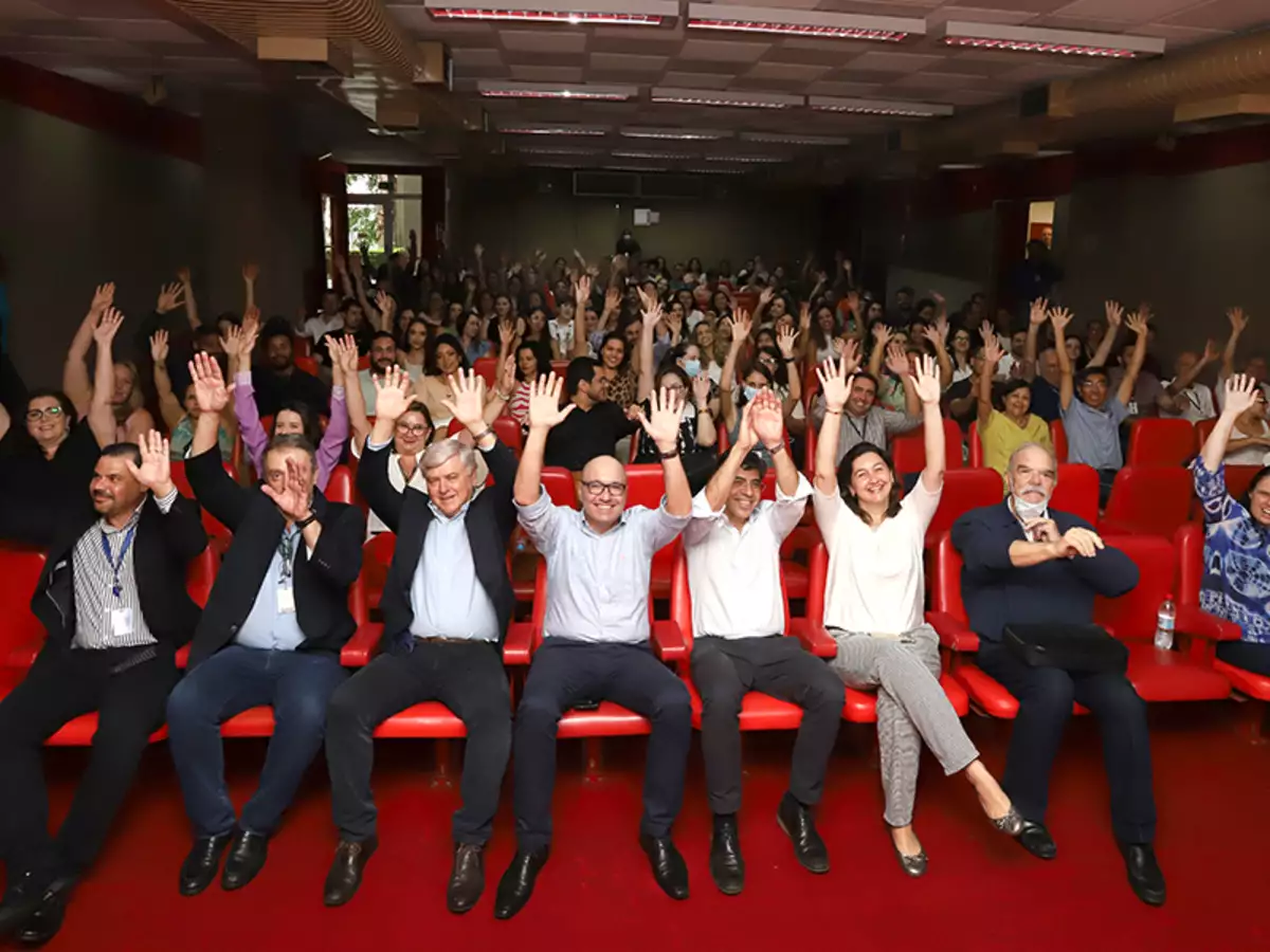 Dário celebra formatura de médicos e multiprofissionais residentes