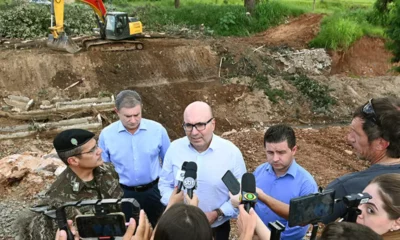 Ponte metálica de campanha começa a ser instalada no Jardim das Bandeiras