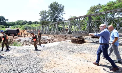 Prefeito visita obras em pontes no Jardim das Bandeiras e no Parque Itajaí