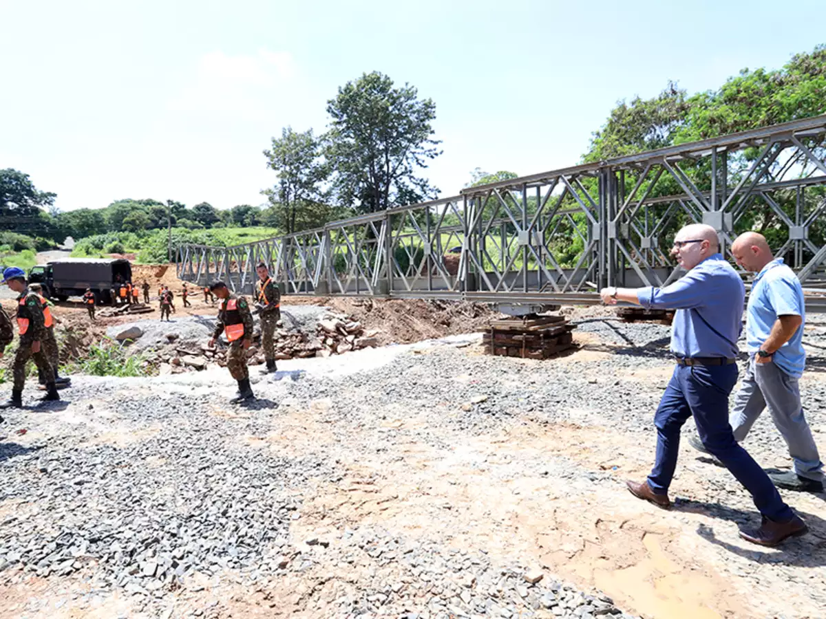 Prefeito visita obras em pontes no Jardim das Bandeiras e no Parque Itajaí