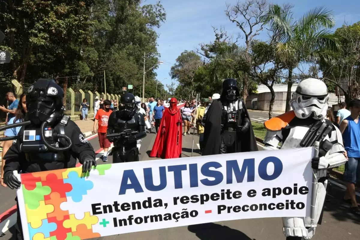 Caminhada no Taquaral no domingo dá início ao Abril Azul em Campinas