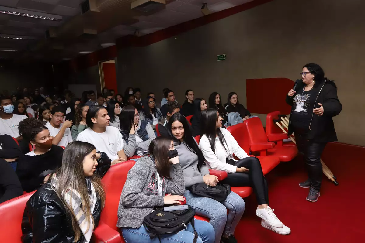 Gestão de Pessoas promove palestra para jovens do programa Vibe