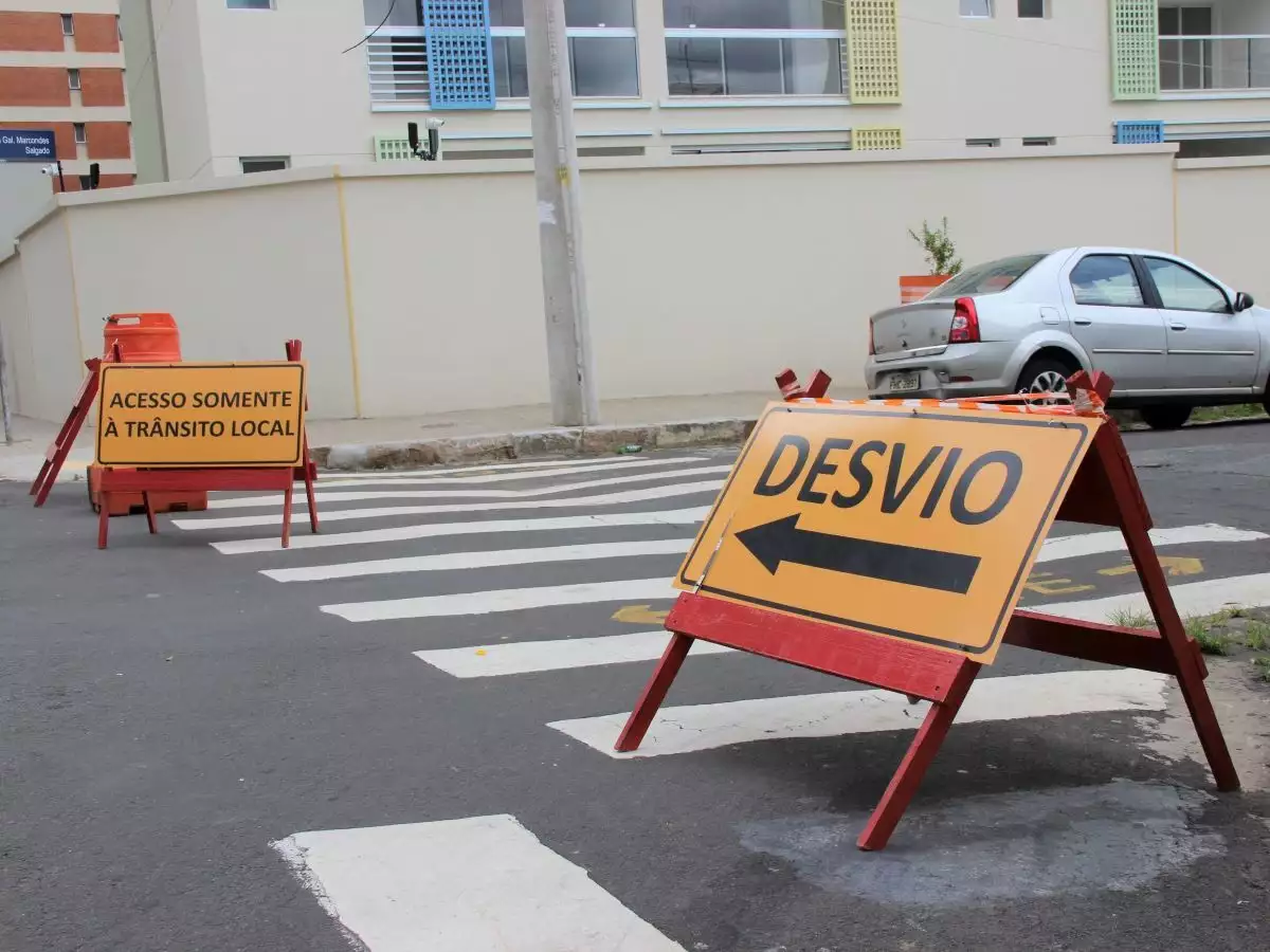 Trecho da Rua Cônego Cipião tem bloqueio viário nesta 4ª