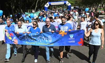 Caminhada reúne mil pessoas pela conscientização sobre o autismo