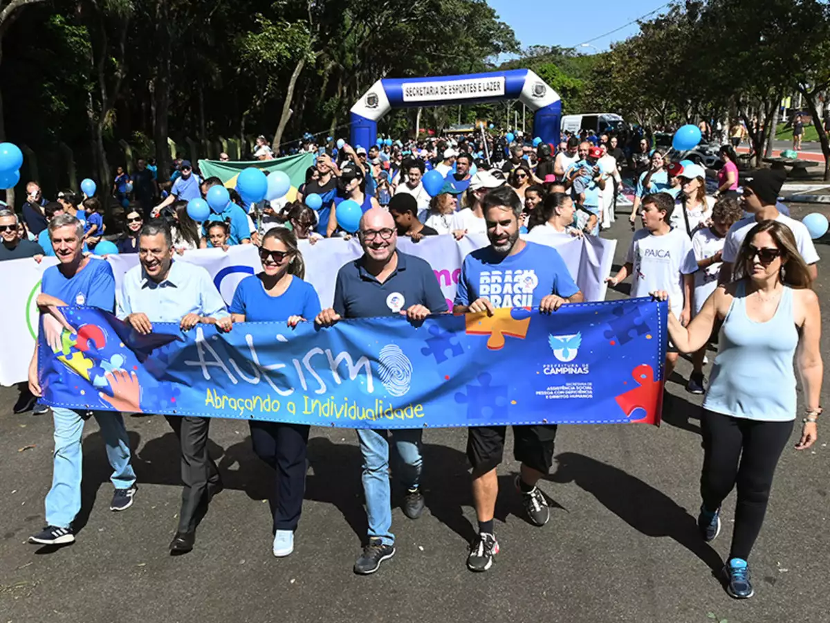 Caminhada reúne mil pessoas pela conscientização sobre o autismo