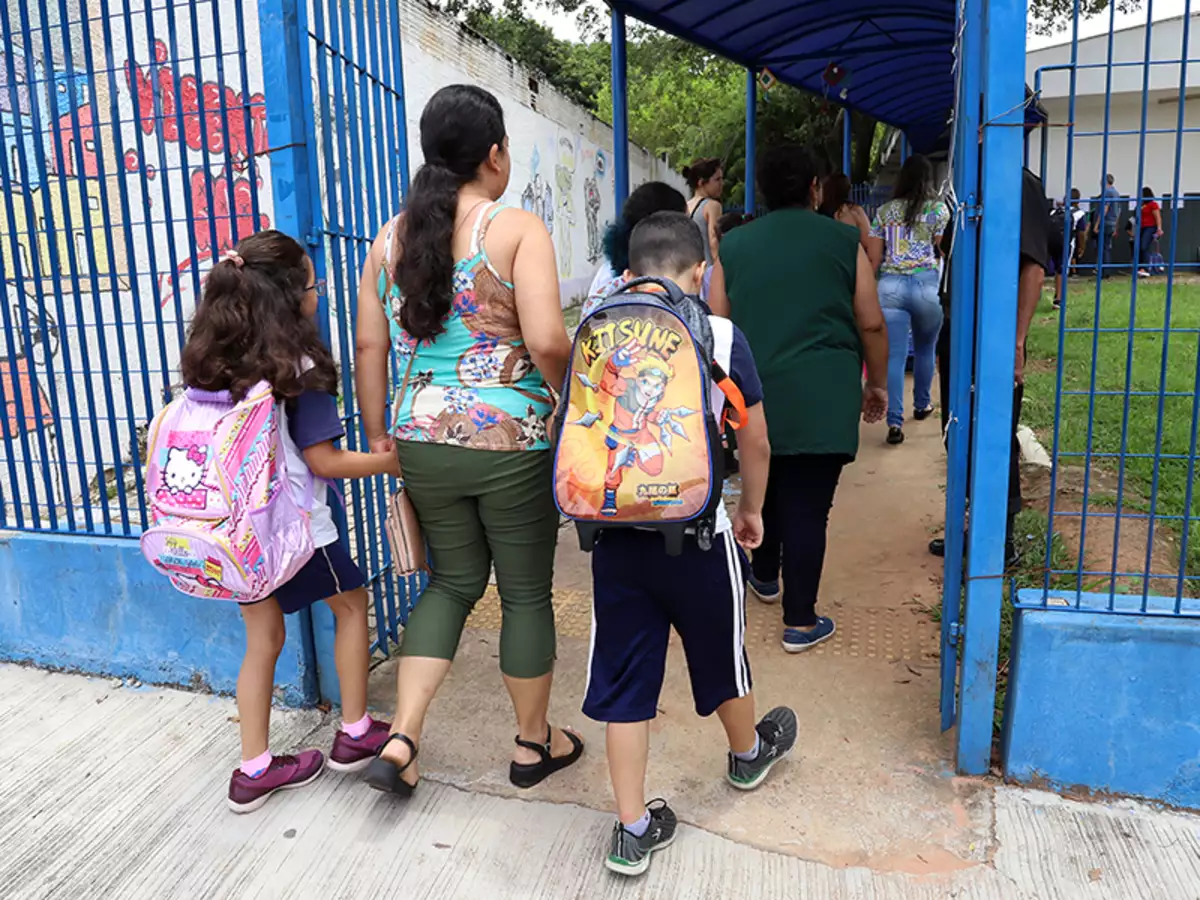 Educação vai contratar psicólogos e assistentes sociais para as escolas