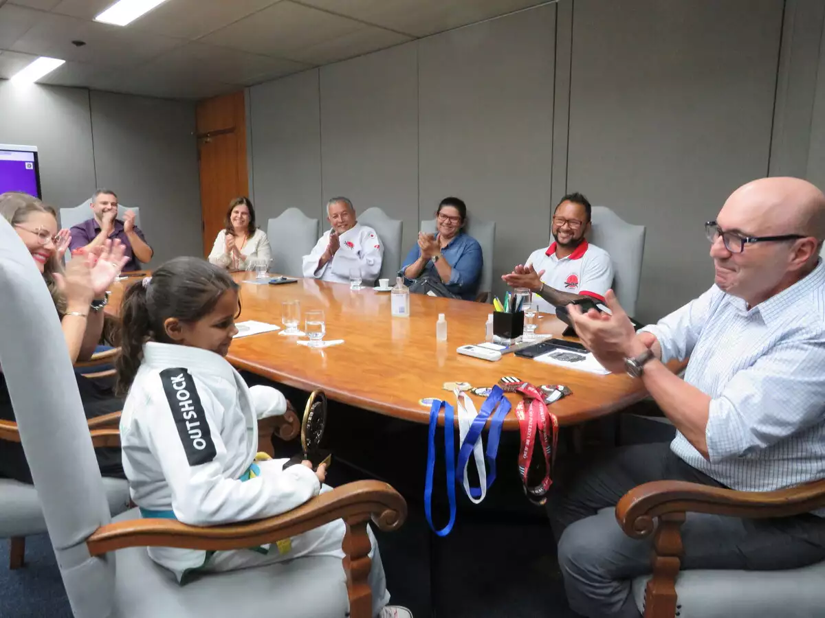 Luana, menina prodígio no judô e no estudo, ganha homenagem na Prefeitura