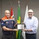 Placa de homenagem por atuação da Defesa Civil é entregue ao prefeito