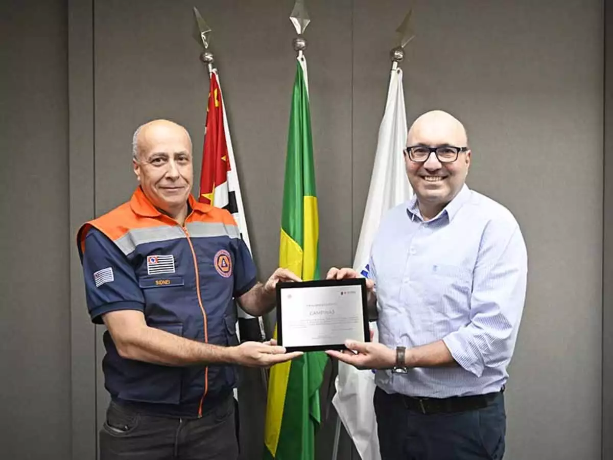 Placa de homenagem por atuação da Defesa Civil é entregue ao prefeito