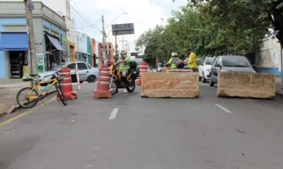 Trecho da Rua Paulo Eiró com bloqueio viário nesta terça-feira, 4 de abril