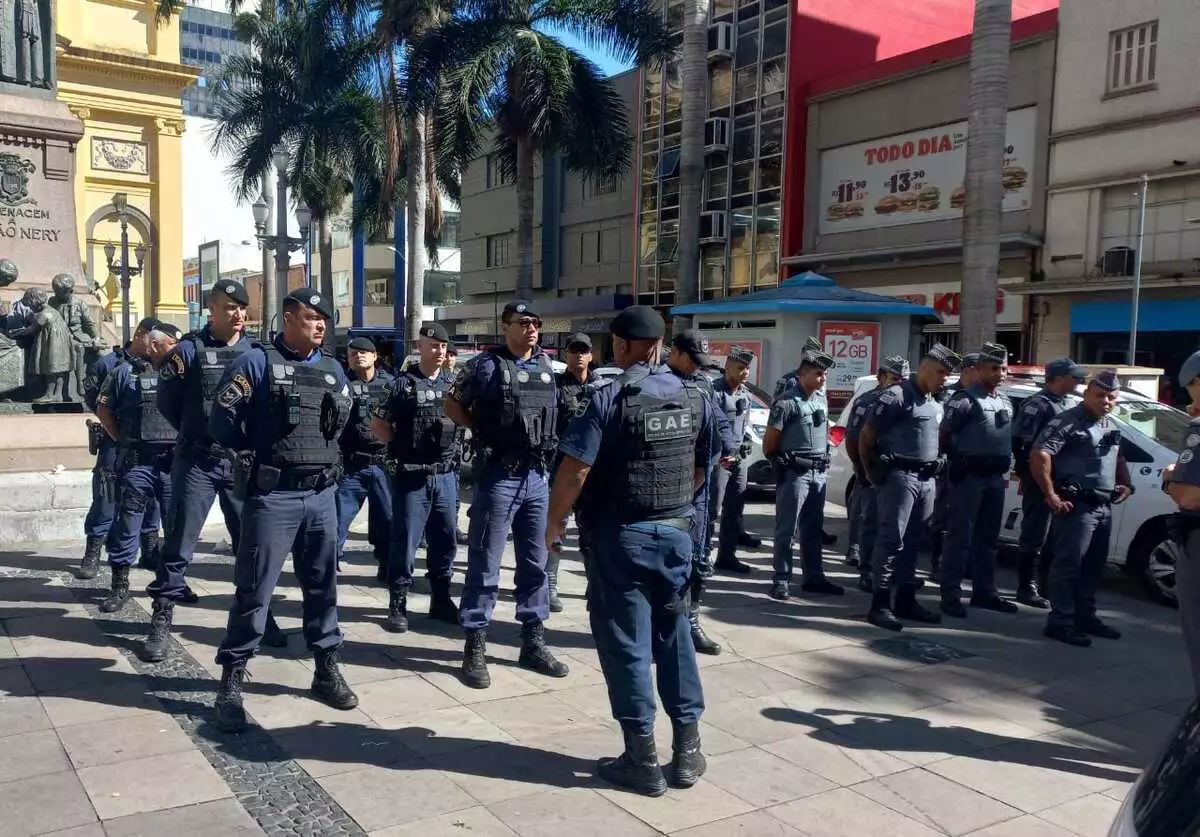 Ação da GM e PM, no centro, apreende entorpecentes, dinheiro e celulares