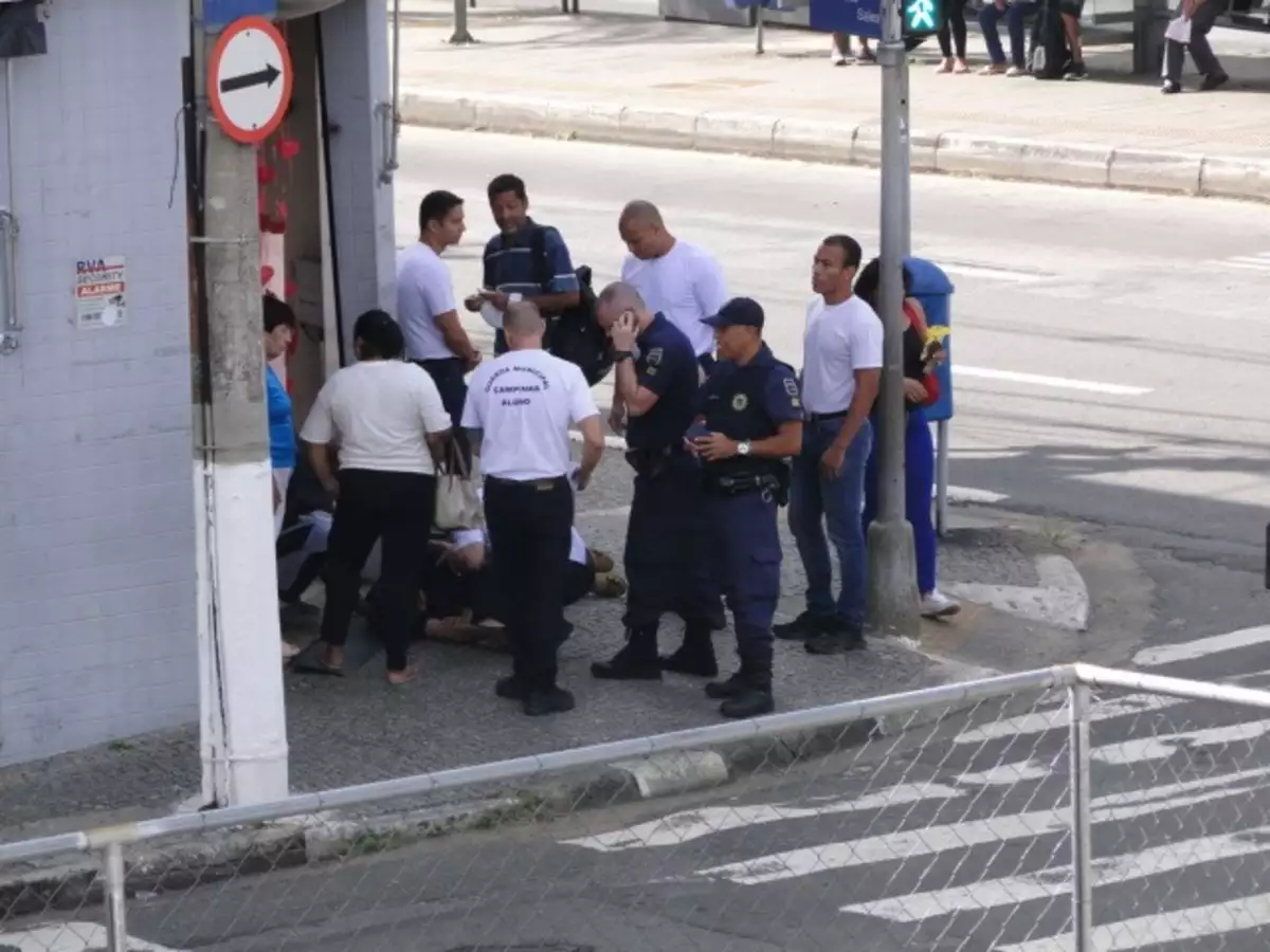 Alunos da Academia da Guarda Municipal socorrem homem em crise convulsiva
