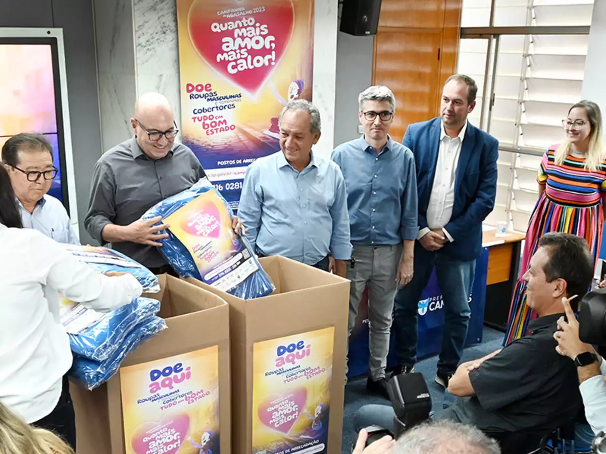 Campanha do Agasalho 2023 de Campinas começa com doação de mil roupas