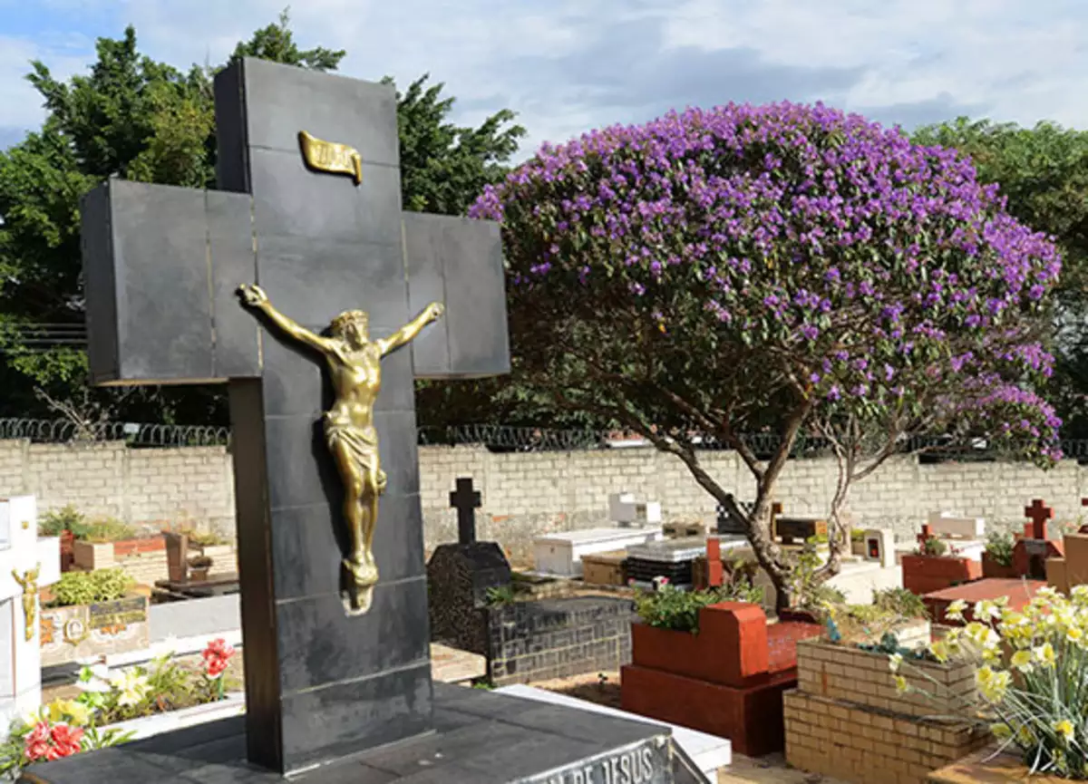 Cemitério da Saudade faz chamamento público para sepulturas